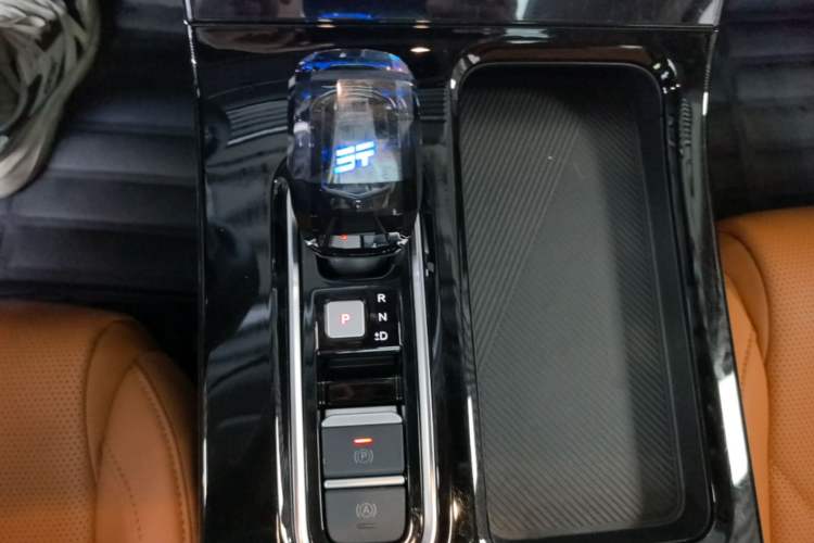 Used JETOUR X70 PLUS 2025 1.5T Luxury Edition 7-Seater Gear Lever