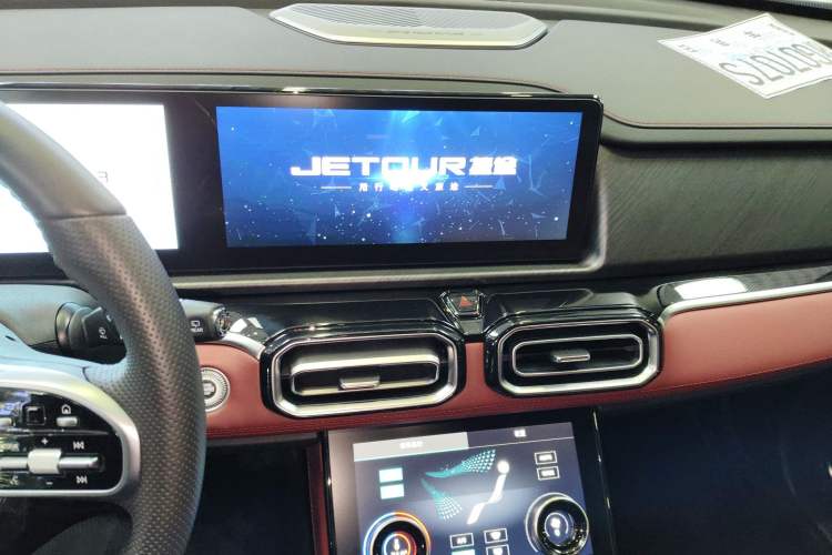 Used JETOUR X70 PLUS 2025 1.5T Luxury Dynamic Edition 5 Seats Audio And AC Panel