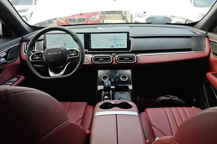 Used JETOUR X70 PLUS 2025 1.5T Luxury Dynamic Edition 7-Seater Center Console