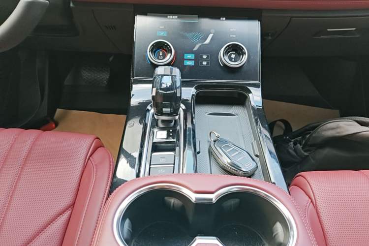 Used JETOUR X70 PLUS 2025 1.5T Luxury Dynamic Edition 7-Seater Gear Lever