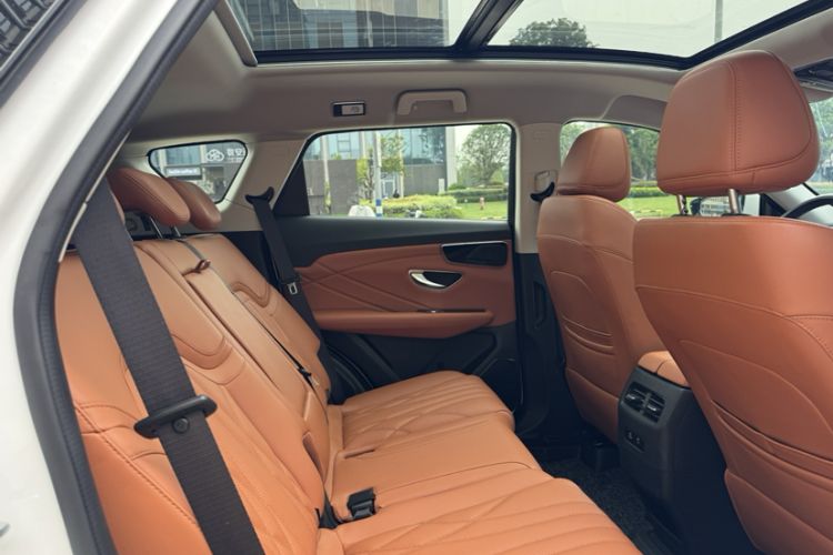 Used JETOUR X70 PLUS 2025 1.5T Luxury Dynamic Edition 7-Seater Interior 2