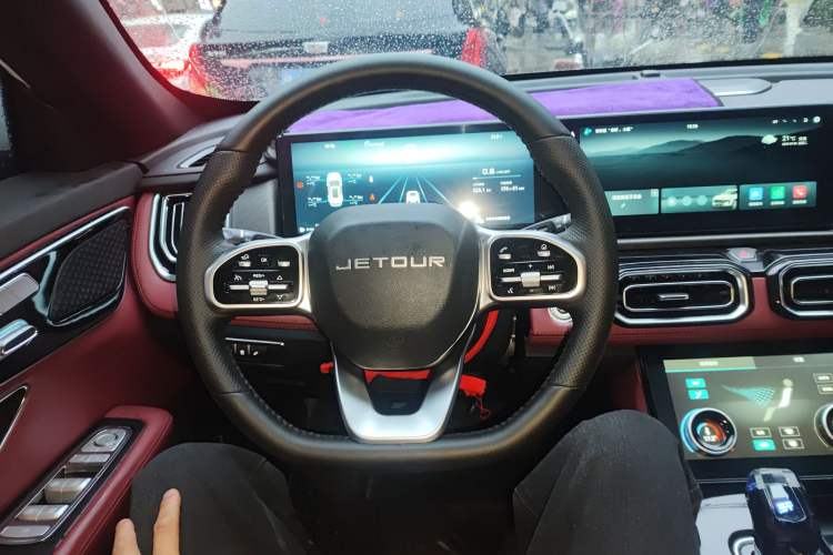 Used JETOUR X70 PLUS 2025 1.5T Luxury Dynamic Edition 5 Seats Steering Wheel