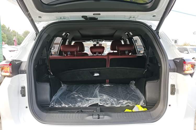 Used JETOUR X70 PLUS 2025 1.5T Luxury Dynamic Edition 7-Seater Trunk