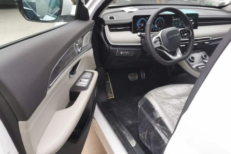 Used JETOUR X70 PRO 2023 2.0T DCT Luxury PRO+ 7-Seater Driver Seat