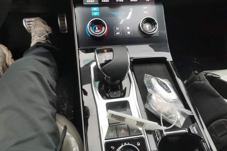 Used JETOUR X70 PRO 2023 2.0T DCT Luxury PRO+ 7-Seater Gear Lever