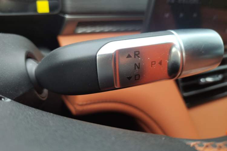 Used JETOUR X70L 2026 Model—1.5TD Dual-Clutch Comfort, 7-seater Gear Lever