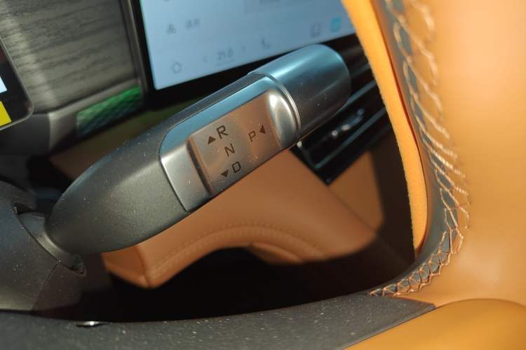 Used JETOUR X70L 2026 Model—2.0TD Automatic Flagship, 7-seater Gear Lever
