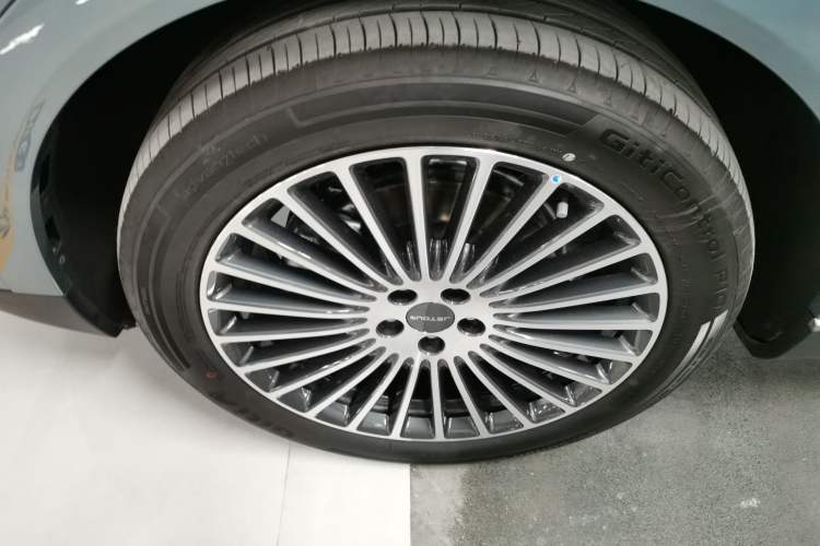 Used JETOUR X70L 2026 Model—2.0TD Automatic Flagship, 7-seater Left Front Wheel Hub