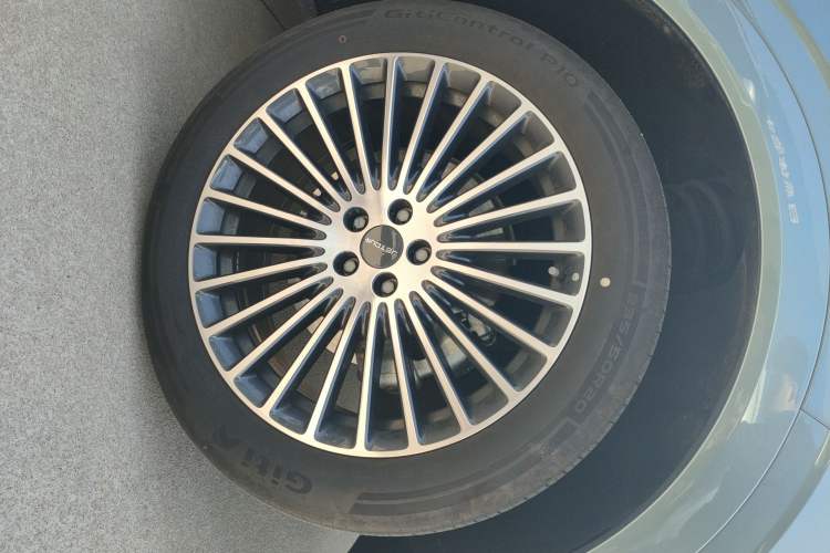 Used JETOUR X70L 2026 Model—2.0TD Automatic Flagship, 7-seater Right Front Wheel Hub