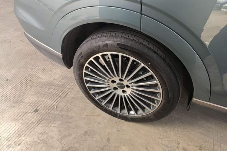 Used JETOUR X70L 2026 Model—2.0TD Automatic Flagship, 7-seater Right Rear Wheel Hub
