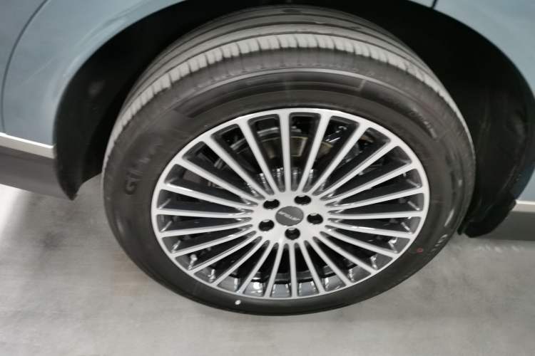 Used JETOUR X70L 2026 Model—2.0TD Automatic Flagship, 7-seater Right Rear Wheel Hub