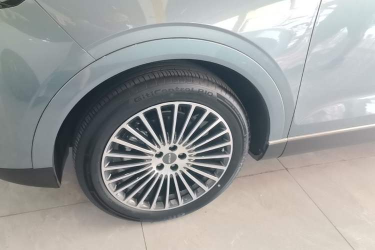 Used JETOUR X70L 2026 Model—2.0TD Automatic Flagship, 7-seater Left Front Wheel Hub