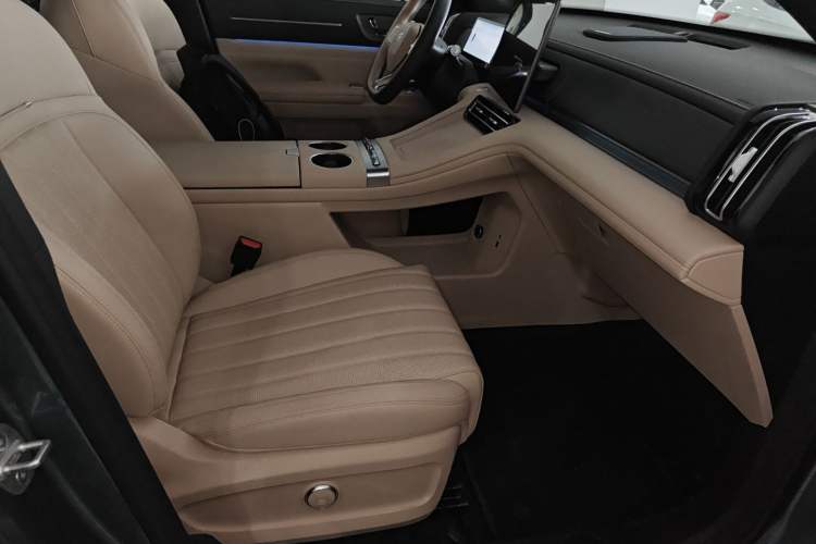 Used JETOUR X70L 2026 Model—2.0TD Automatic Flagship, 7-seater Right Front Seat