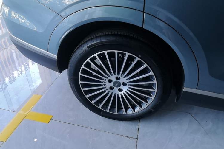 Used JETOUR X70L 2026 Model—2.0TD Automatic Flagship, 7-seater Right Rear Wheel Hub