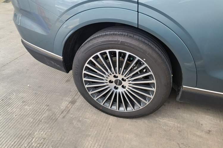 Used JETOUR X70L 2026 Model—2.0TD Automatic Flagship, 7-seater Right Rear Wheel Hub