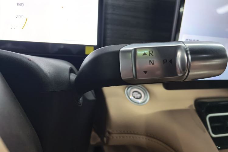 Used JETOUR X70L 2026 Model—1.5TD Dual-Clutch Comfort, 7-seater Gear Lever