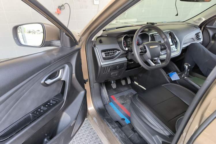 Used JETOUR X70M 2020 1.5T Manual Partner Model Interior 2