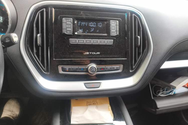 Used JETOUR X70M 2020 Revised Version 1.5T DCT Companion Edition 6 Seats Audio And AC Panel