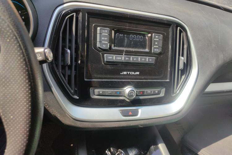 Used JETOUR X70M 2020 Revised Version 1.5T DCT Companion Edition 5 Seats Audio And AC Panel