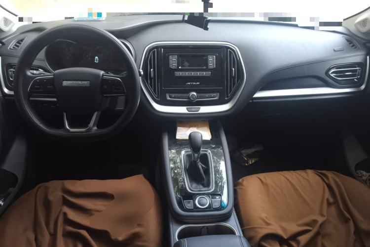 Used JETOUR X70M 2020 Revised Version 1.5T DCT Companion Edition 6 Seats Center Console