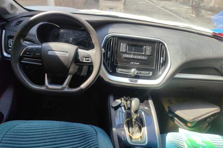 Used JETOUR X70M 2020 Revised Version 1.5T DCT Companion Edition 5 Seats Center Console