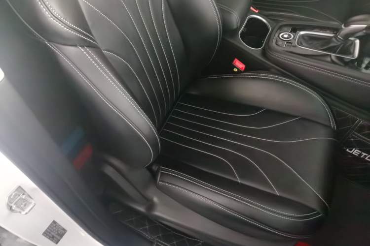 Used JETOUR X70M 2020 Revised Version 1.5T DCT Companion Edition 6 Seats Right Front Seat