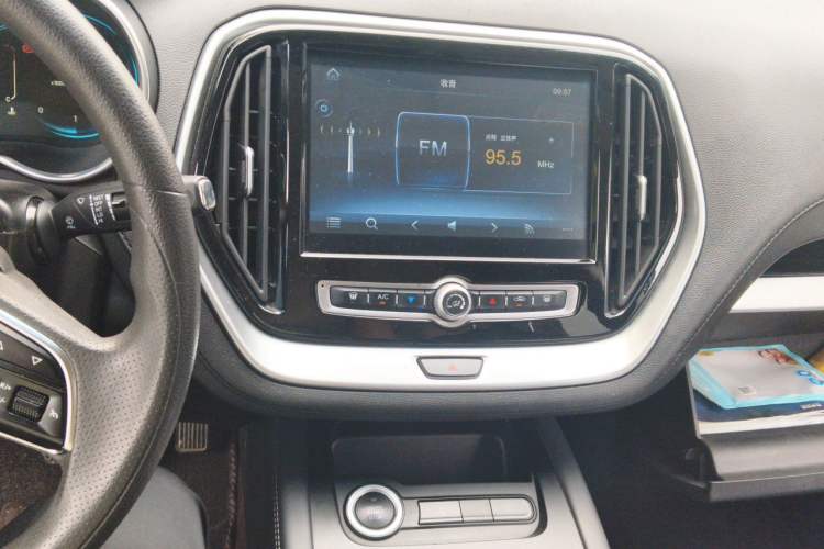 Used JETOUR X70M 2021 1.5T DCT Luxury Partner Model 5 Seats Audio And AC Panel
