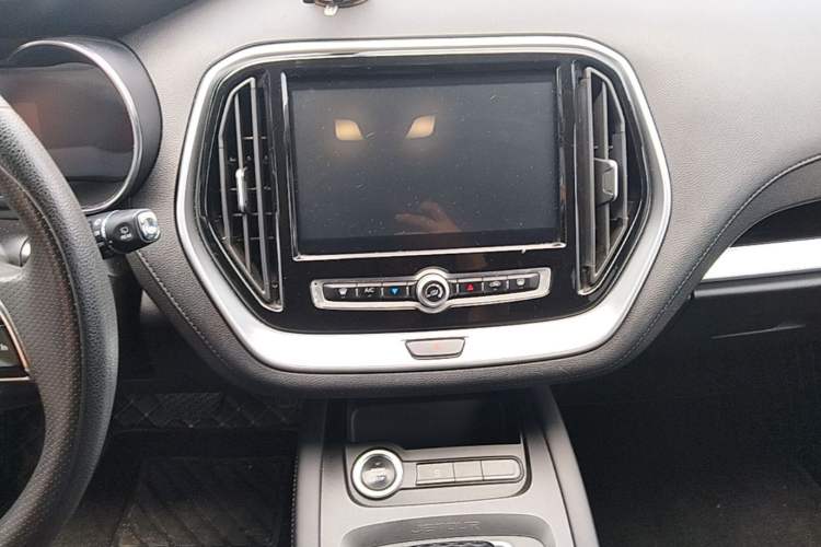 Used JETOUR X70M 2021 1.5T DCT Luxury Partner Model 5 Seats Audio And AC Panel