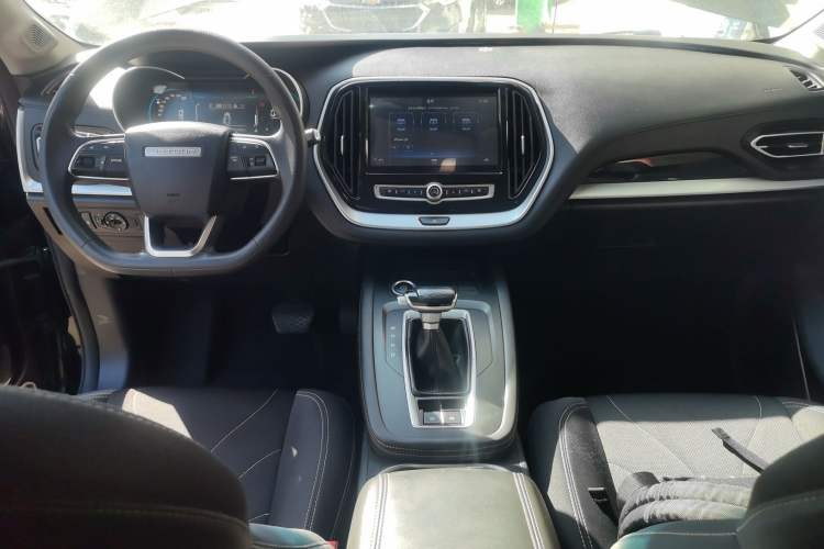 Used JETOUR X70M 2021 1.5T DCT Luxury Partner Model 7 Seats Center Console