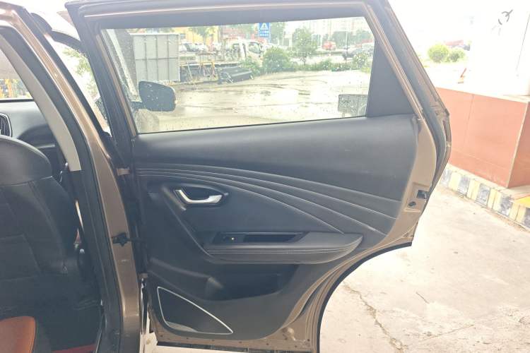 Used JETOUR X70M 2021 1.5T Manual Urban Partner 7-Seater Interior 6