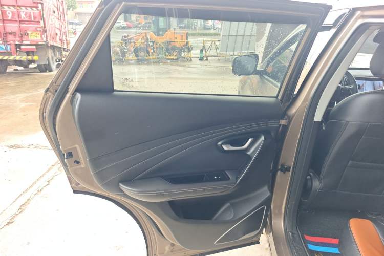 Used JETOUR X70M 2021 1.5T Manual Urban Partner 7-Seater Interior 8
