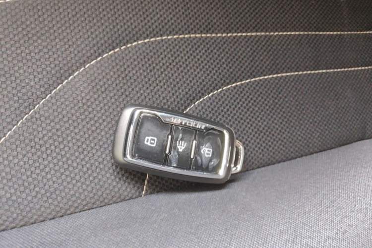 Used JETOUR X70M 2021 1.5T DCT Luxury Partner Model 7 Seats Vehicle Key