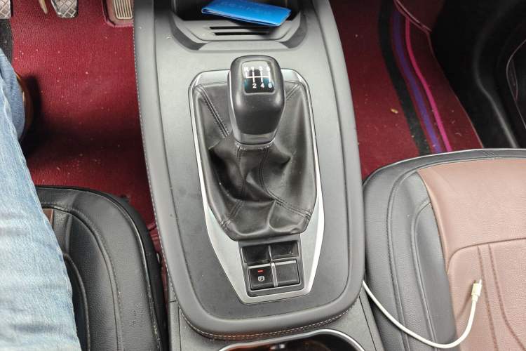 Used JETOUR X70M 2022 1.5T Manual Advanced Partner 7-Seater Interior 3