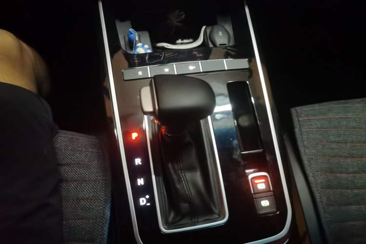 Used JETOUR X70S 2019 1.5T DCT Explore Edition 7-Seater Gear Lever
