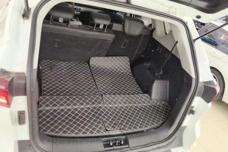 Used JETOUR X70S 2023 1.5T DCT Glory Edition 7-Seater Trunk