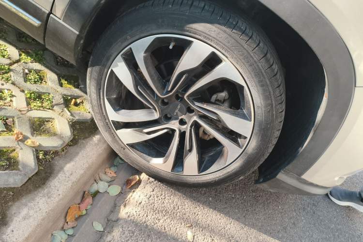 Used JETOUR X90 2019 1.5T Manual Smart Enjoyment Version 5 Seats China V Standard Right Front Wheel Hub