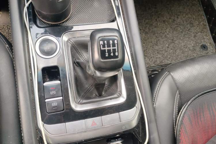 Used JETOUR X90 2019 1.5T Manual Enjoyment Model 6 Seats China VI Standard Gear Lever