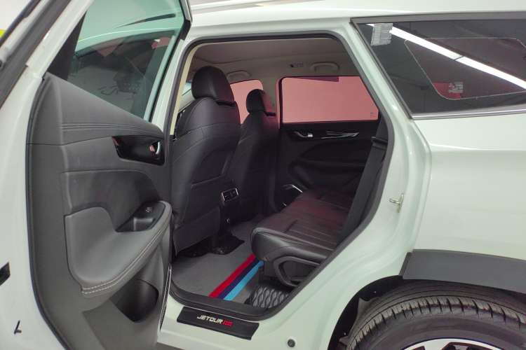 Used JETOUR X90 2019 1.6T DCT Zhaolü Edition 7 Seats China VI Standard Right Rear Seat