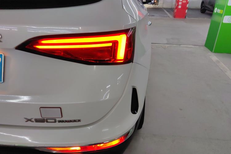 Used JETOUR X90 2019 1.6T DCT Luxury Touring Edition 5 Seats China VI Standard Right Rear Taillight