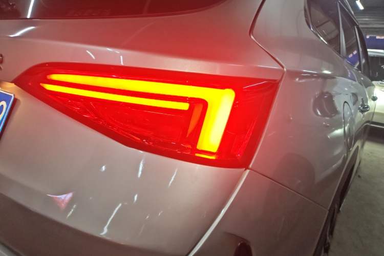 Used JETOUR X90 2019 1.6T DCT Luxury Touring Edition 5 Seats China VI Standard Right Rear Taillight