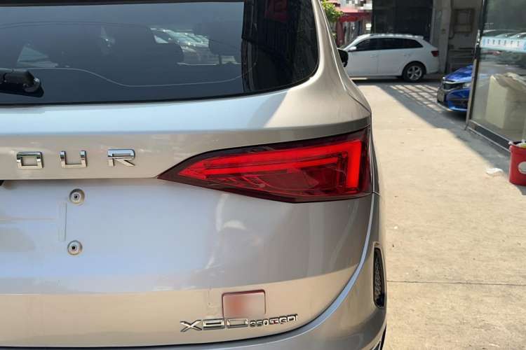 Used JETOUR X90 2019 1.6T DCT Luxury Touring Edition 7 Seats China VI Standard Right Rear Taillight