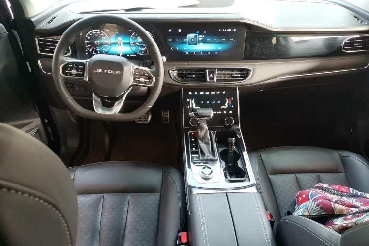Used JETOUR X90 2021 1.6T DCT Shadow Edition 7-Seater Center Console