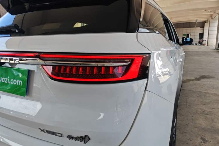 Used JETOUR X90 2022 Zilong 2.0T DCT Changsheng Edition 7-Seater Right Rear Taillight