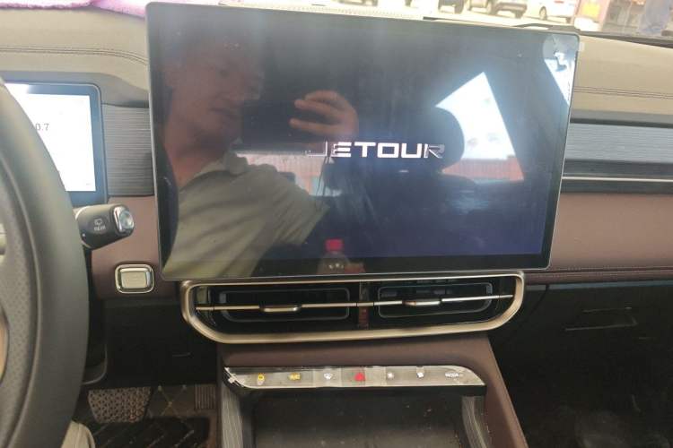 Used JETOUR X90 2023 Zilong 2.0T DCT Changsheng Edition 7-Seater Audio And AC Panel
