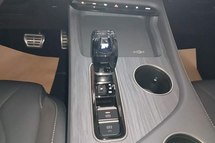 Used JETOUR X90 C-DM 2025 Elite Edition 7-Seater Gear Lever