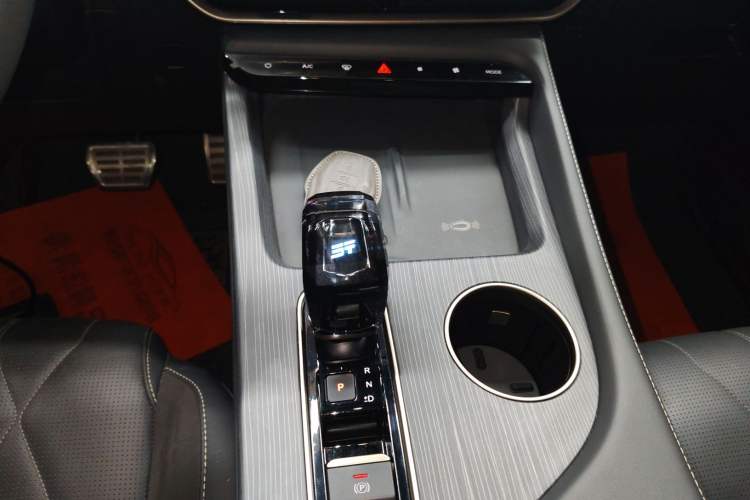 Used JETOUR X90 C-DM 2025 Luxury Edition 7-Seater Gear Lever