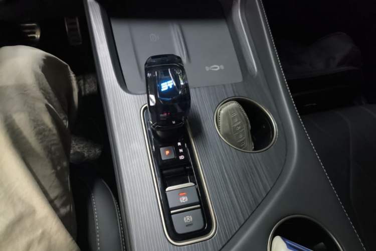 Used JETOUR X90 C-DM 2025 Luxury Edition 7-Seater Gear Lever