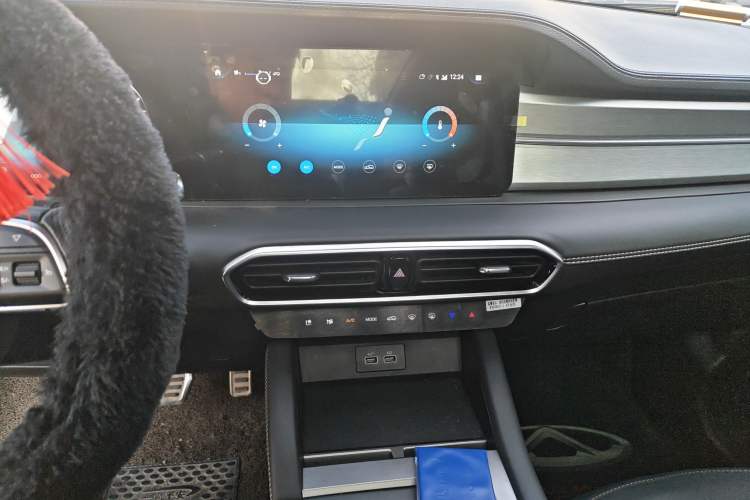 Used JETOUR X90 PLUS 2023 1.6TD DCT Villa 7-Seater Audio And AC Panel