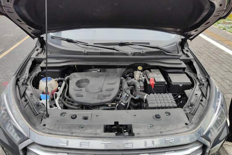 Used JETOUR X90 PLUS 2023 Revised 1.5T Manual 7-Seater Family Van Engine Bay