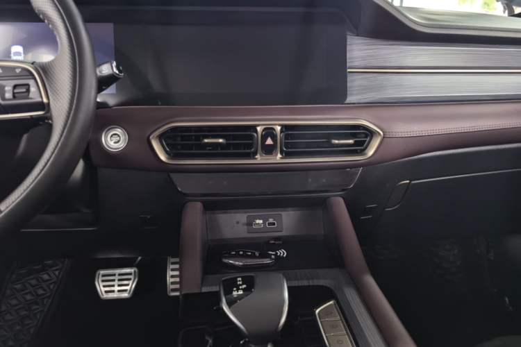 Used JETOUR X90 PLUS 2024 1.6TD DCT Villa PRO 5-Seater Audio And AC Panel